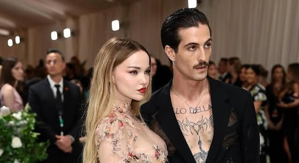 Dove Cameron megmutatta a lenyűgöző menyasszonyi ruháját.
