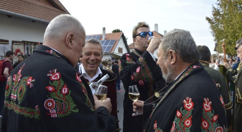 Huszárok, betyárok és lovasok vonultak végig Tihanyon, a szüretet ünnepelte a félsziget (fotók)