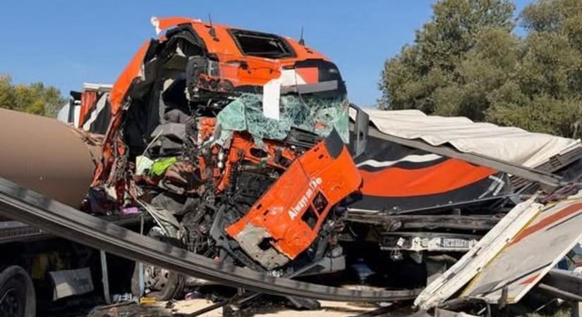 Horrorbaleset az M1-esen: itt vannak a megrázó fotók
