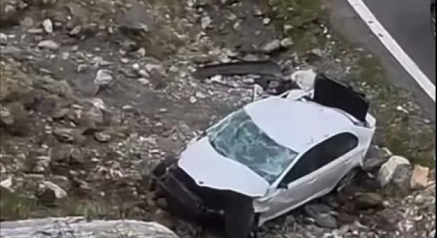 Szelfizés előtt elfelejtette behúzni a kéziféket – Szakadékba zuhant az autó a Transzfogarason (VIDEÓ)