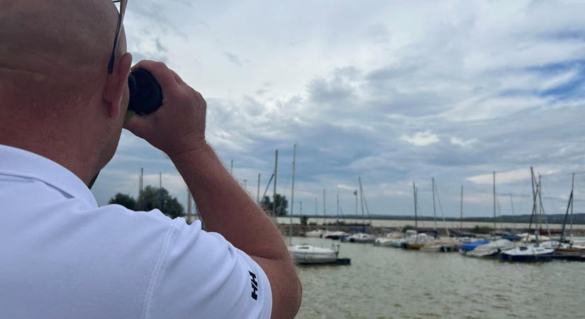Iszapban rekedt egy nő a Velencei-tóban, azonnal cselekedni kellett
