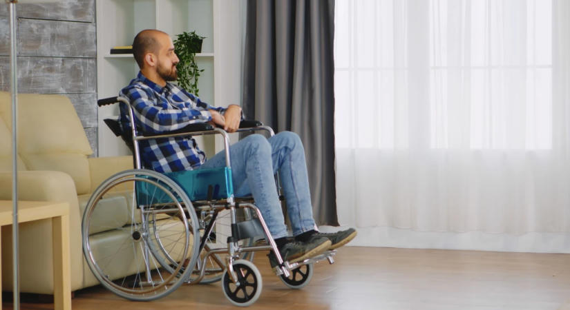 Nyaktól lefelé lebénult, most újra mozgatja a karját és érzi az érintést