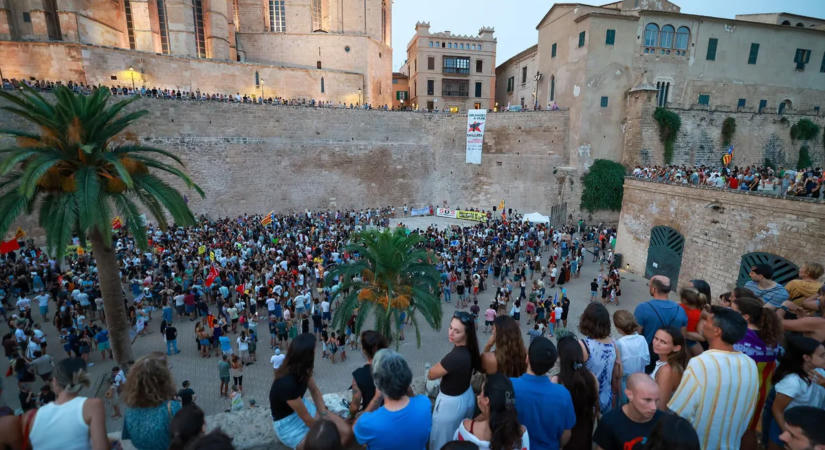 Turistainvázió Európában: tömegek lepték el a híres üdülőhelyeket, már a szakértők is aggódnak