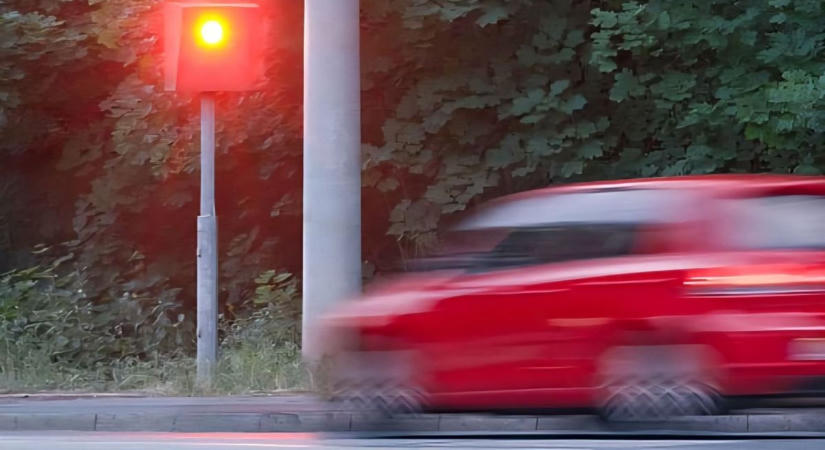 Életveszélyes tempó: 174-gyel száguldott a sofőr a rendőrök előtt (videó)