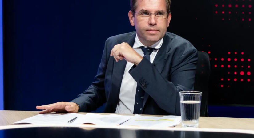 Milliárdokból készült titkosított tanulmányok, Lázár utazásai, melegházasság – interjú Ruff Bálinttal