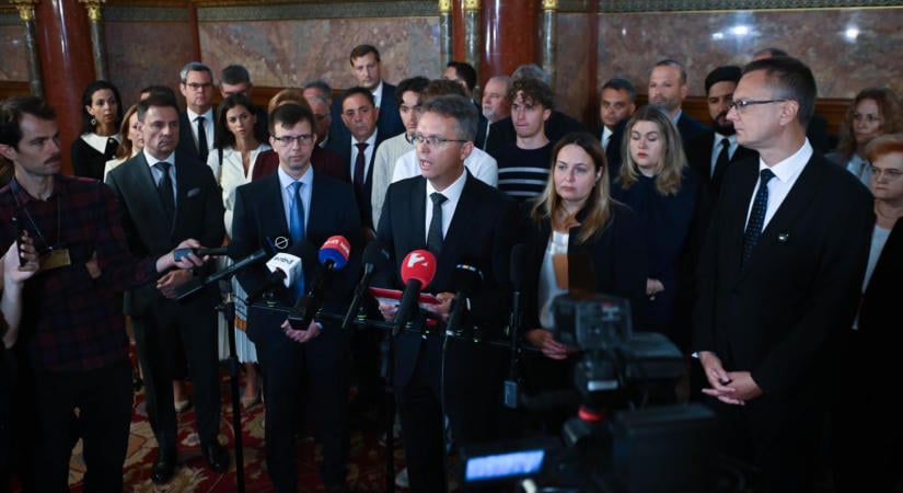 „Azért állnak Hankó Balázs mellé, mert vele együtt bukhatnak”