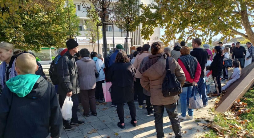“Szégyellem, hogy öregségemre sorba kell állnom ételért” – 150 rászorulónak segítettek Debrecenben
