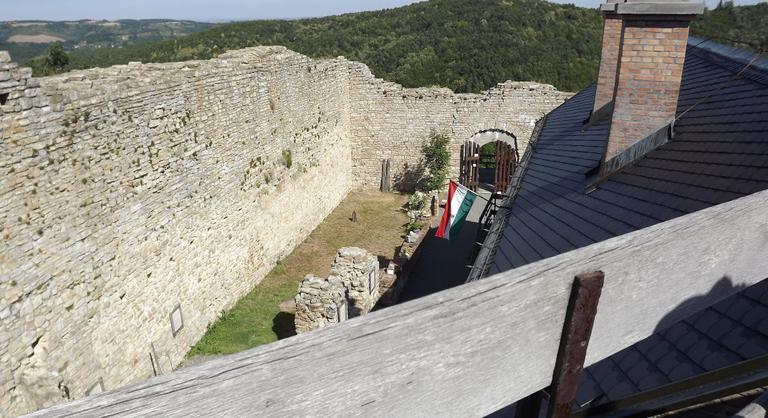 Bezárták a mecseki várat a vad szexparti után, még a köveket is kitépték a falból