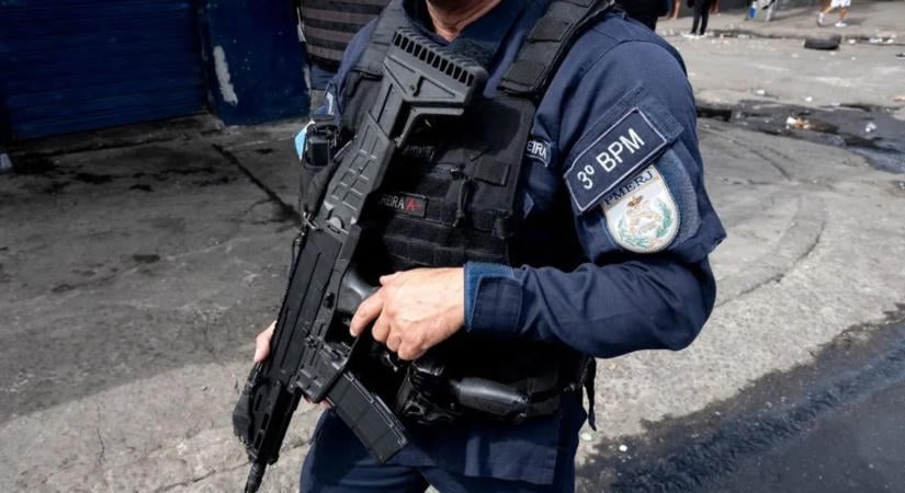 Fel akarta gyújtani az óvodát a fegyveres férfi, 13 gyereket ejtett túszul - videó