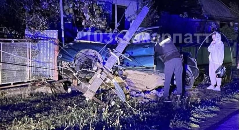 Oszlopnak csapódott egy autó az Ungvári járásban, egy 16 éves fiú beszorult a járműbe