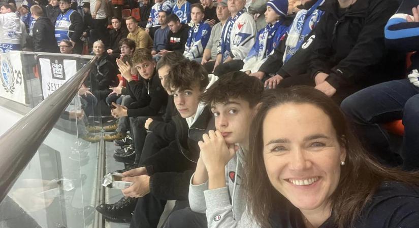 Képek: „Jó volt együtt szurkolni!” – Novák Katalin ott volt a Brassó–Csíkszereda hokimeccsen