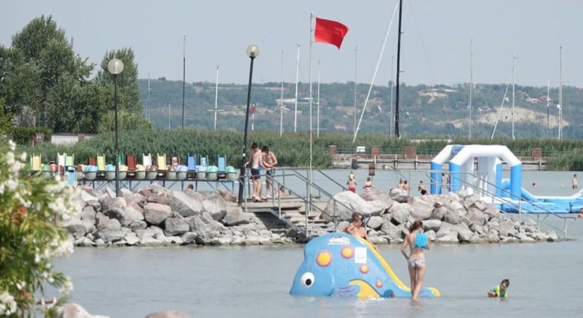 Átmenetileg bezárják Balatonalmádi legnépszerűbb strandját