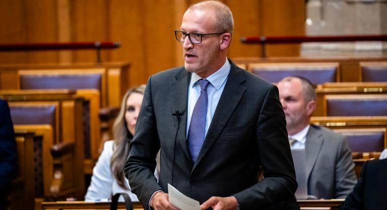 Tarr Zoltán visszavonja Hankó Balázs valamennyi április 8-i döntését