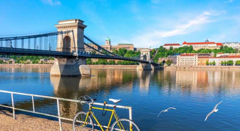 Azta, micsoda bringás videó a miniszterelnöktől. Megmutatja neked egész Budapestet Magyar Péter