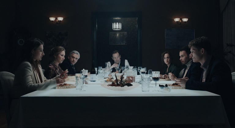 Filmen látható, hogyan működik a magyar bűnrendszer, hogyan él egy építőipari oligarchacsalád