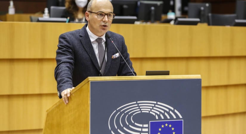 Durva támadást intézett pártelnöke ellen a liberális EP-képviselő