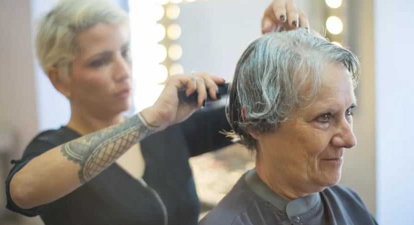 9 dolog, amit a fodrászok soha nem mondanak el a 60 feletti nőknek