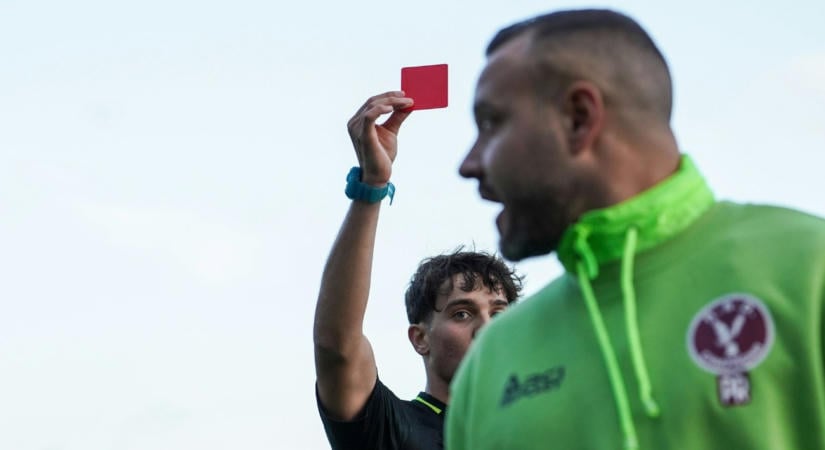 Nyolc évre eltiltották a bíróra támadó rácalmási focistát