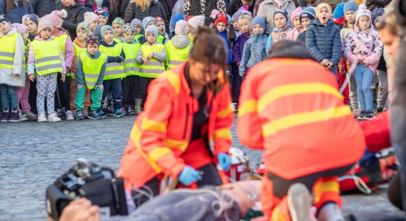 Összeesett egy férfi a Városház téren – különleges jelenet játszódott le Fehérváron (képgaléria)