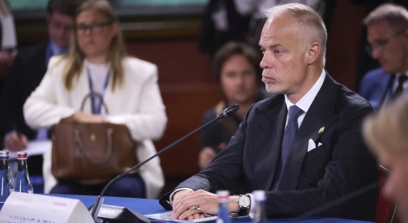 Honvédségi csapatszállítókkal járta a világot a volt honvédelmi miniszter - Közel 800 millióért