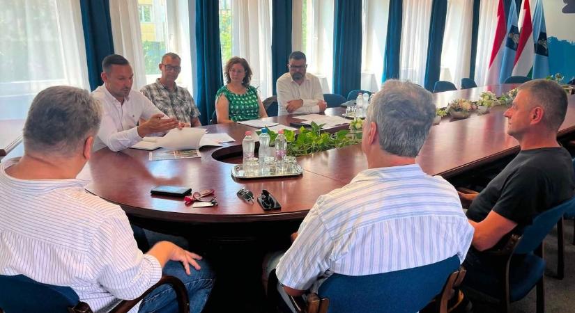 Ezentúl időben szólnak, ha feltúrják az utat – a lakossági panaszokról egyeztetett a szolgáltató és a zalai város