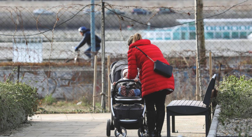 Kis híján elütötték a babakocsis anyukát, majd egy idős pár került veszélybe Havi-hegyen