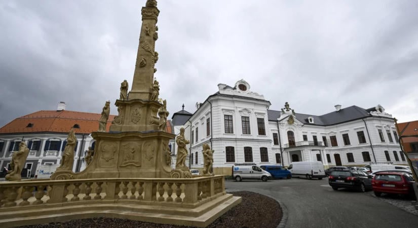 Restaurált 17–19. századi bútorokat és püspöki tárgyakat mutatnak be a veszprémi érseki palotában