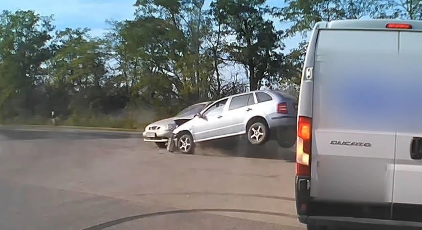 Horrorbaleset: száguldva előzött meg egy autót, miközben az kanyarodott – Pokoli ütközés Kiskunmajsánál – videó
