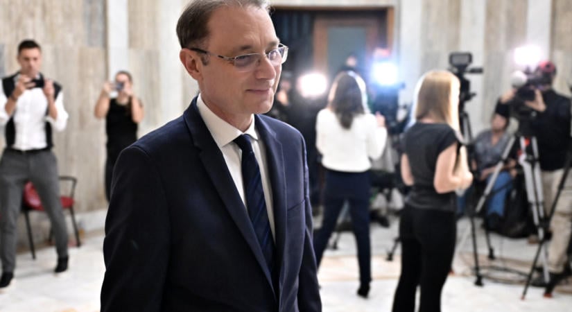 Niculescu benyújtotta a kormány névsorát és programját – Összeült a parlament
