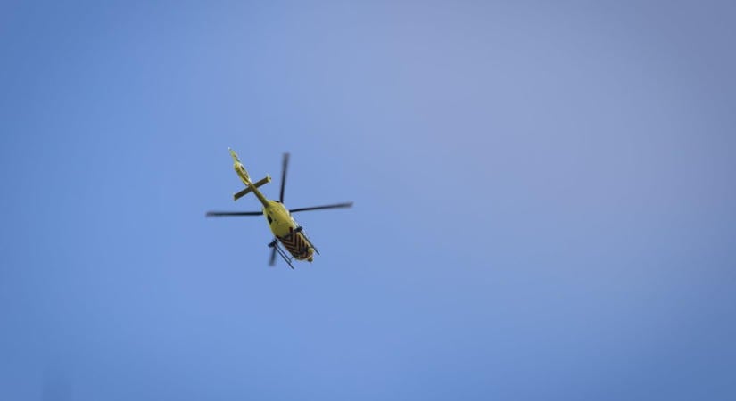 Busz ütközött autóval Baranyában, mentőhelikopter érkezett a helyszínre
