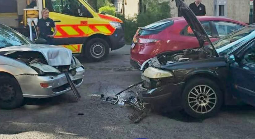 Két autót tört össze egy 13 éves sofőr Zuglóban
