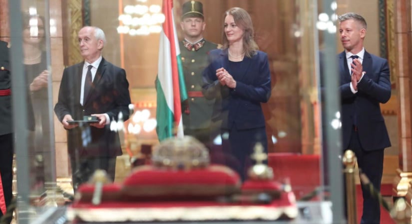 Képeken az idei augusztus 20-a: zászlófelvonás, tisztavatás, Cserhalmi György és mások kitüntetése