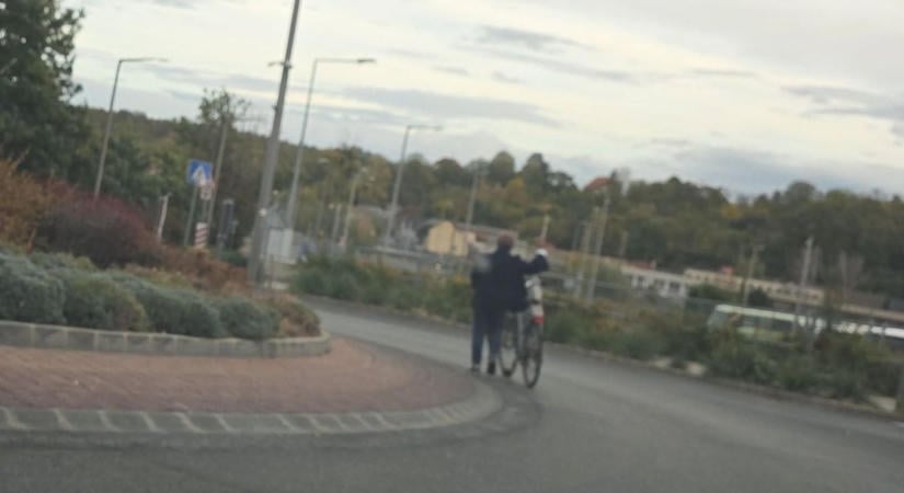Így toljuk mi! Nem gondolkodott sokat a biciklis a kaposvári körforgalomban – szabályos volt a mutatvány?