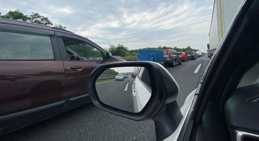 Most történt: többen ütköztek az M1-M0-s csomópontnál, teljes az útzár
