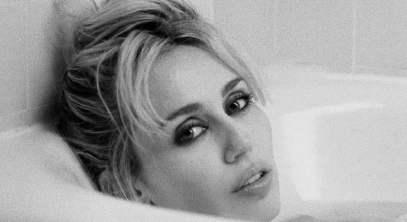 Miley Cyrus a vőlegényével bulizik a Let’s Get Married klipjében