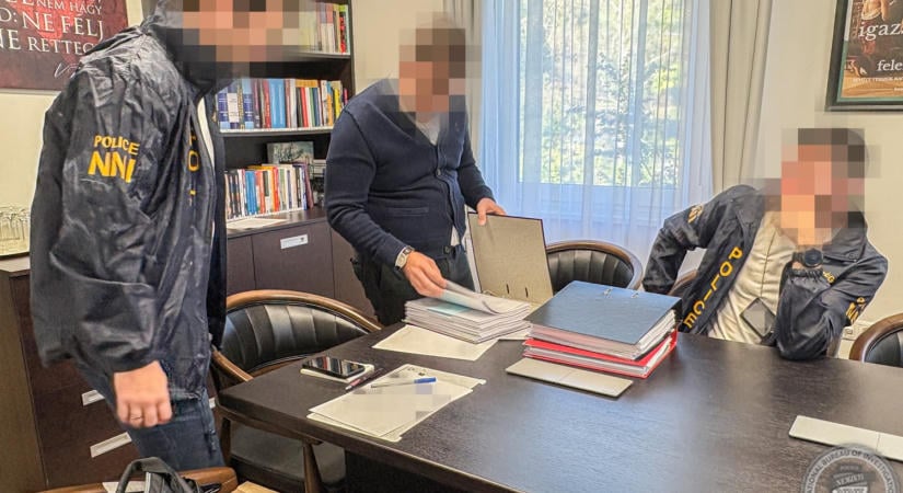Az Alapjogokért Központ háttércége nemzetközi körözés alatt álló tisztségviselőt foglalkoztathatott – nyomozás indult