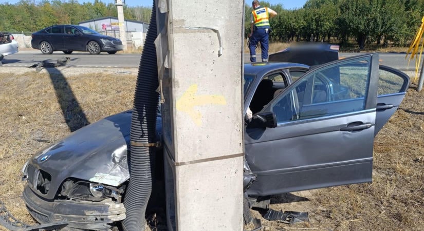 Előzés közben csattantak az autók az 53-ason, az egyik egy villanyoszlopnál állt meg  fotók, videó