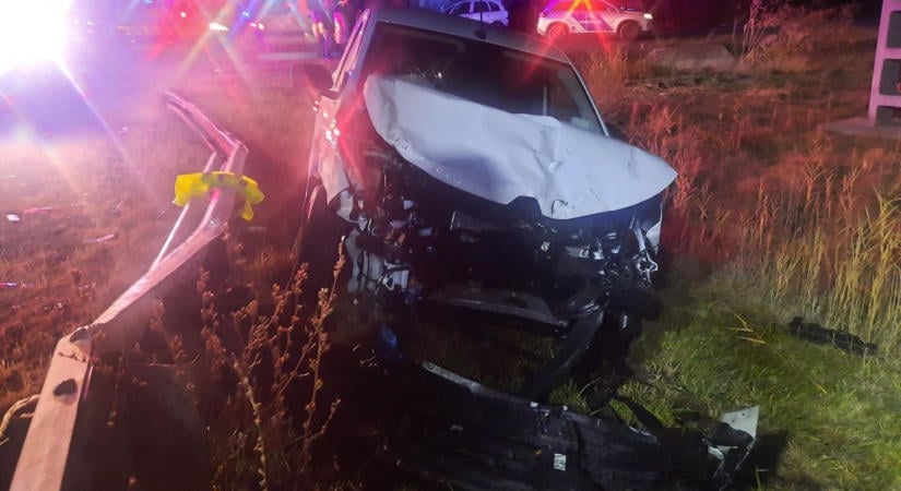 Helyszíni fotókon a 4-esen történt baleset! Két embert a roncsokból szabadítottak ki