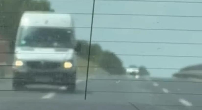 Láttál már bóbiskoló furgonost az autópályán? Íme egy félelmetes videó az M6 tolnai szakaszáról!