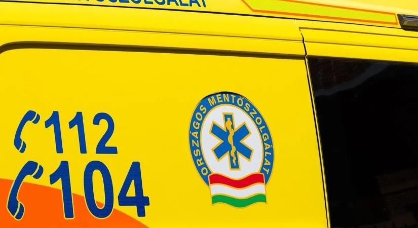 Baleset a 81-es főúton: kamion és autóbusz ütközött, félpályán halad a forgalom