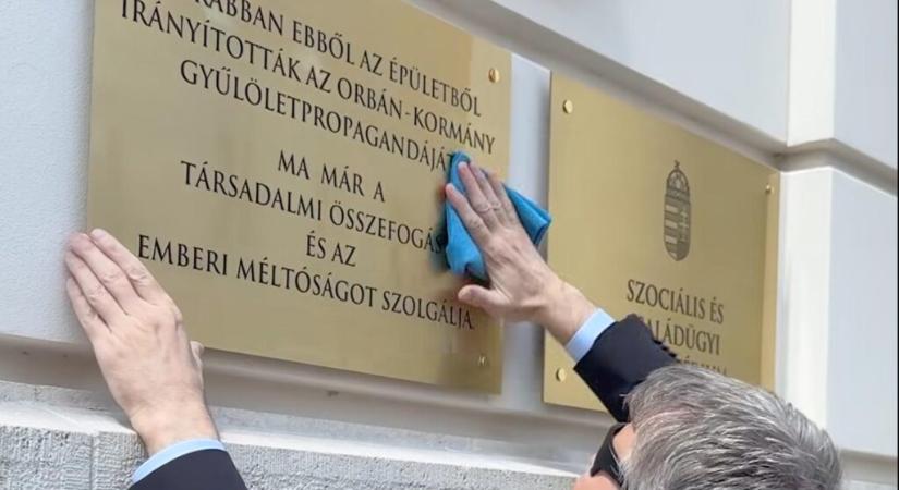 Emléktáblát kapott Rogán Antal egykori propagandagyára