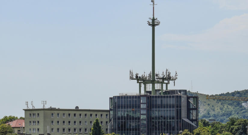 Betiltott kifejezések és kidobott hírek: súlyos belső dokumentumok szivárogtak ki a magyar állami médiáról