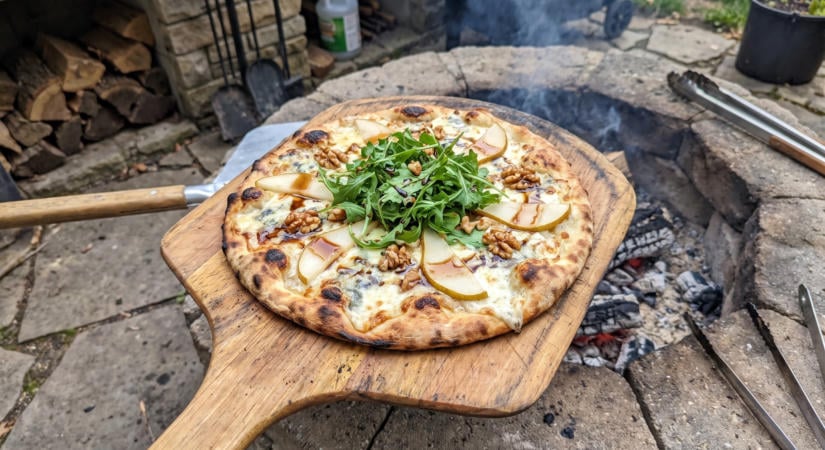 Grillezett körtés-gorgonzolás pizza dióval