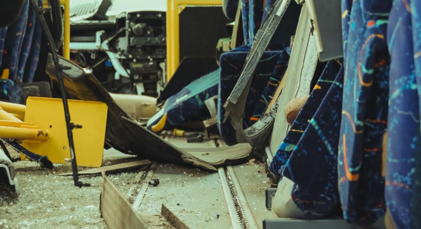 Két autóval ütközött a busz, egy nő meghalt
