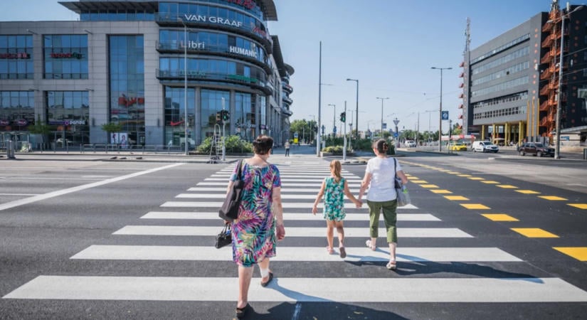 200 új zebra, akadálymentesítés és „lakóutcák” Budapesten – új gyalogosstratégiát fogadtak el