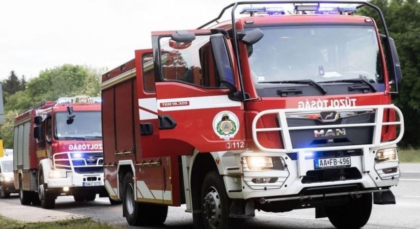 Kigyulladt egy garázs Keszthelyen, a tűzoltók két vízsugárral fékezték meg a lángokat