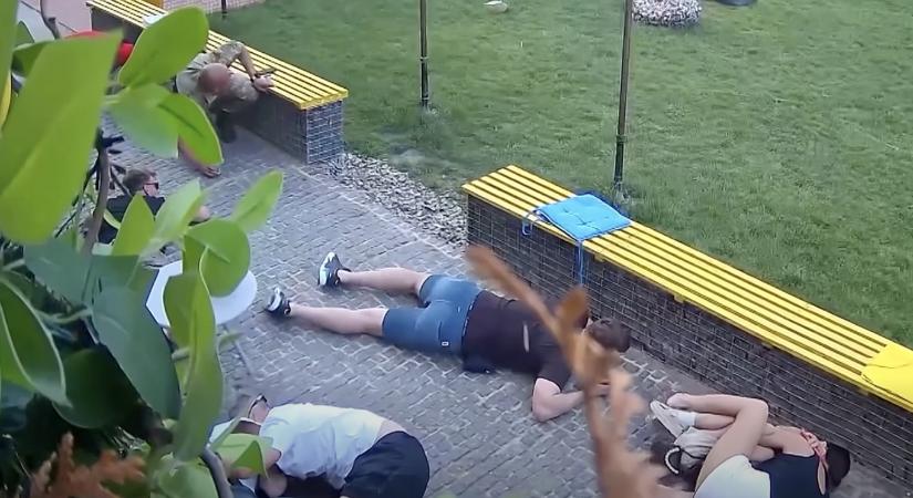 Videón a pillanat, amikor bombák csapódnak be a kelet-ukrajnai Szumiban egy kávézó mellett