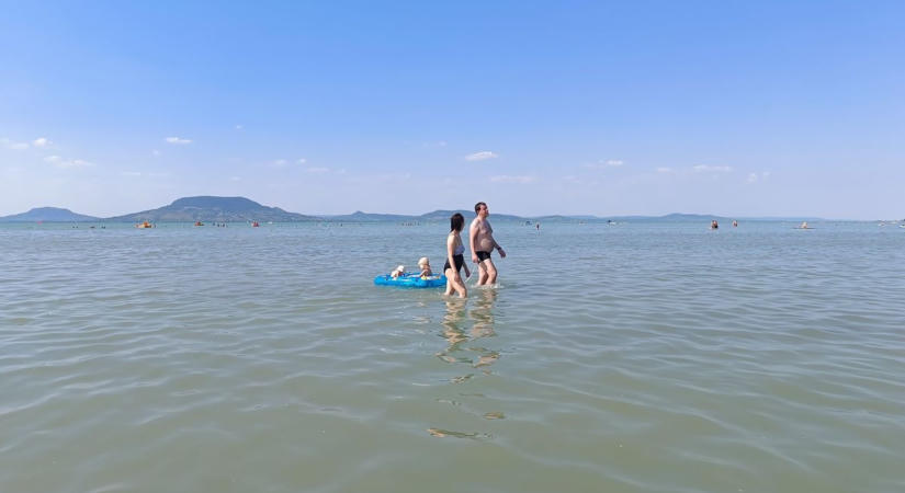 Déli part: hat homokpad bukkant elő Balatonfenyvesen a sekély vízben