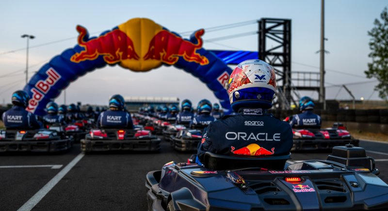 Rendhagyó kihívás: száz gokartossal csap össze Verstappen!