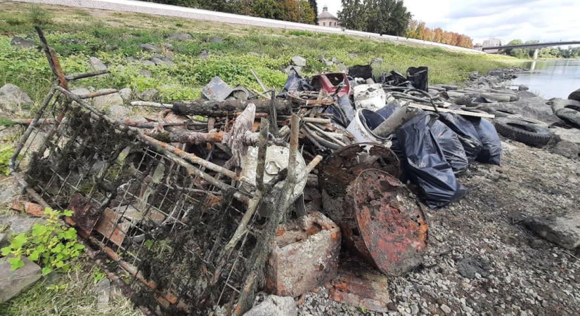 Alacsony a Tisza, előkerült, amit eddig a víz rejtett – elképesztő mennyiségű hulladékot emeltek ki a szőke folyóból Szolnoknál